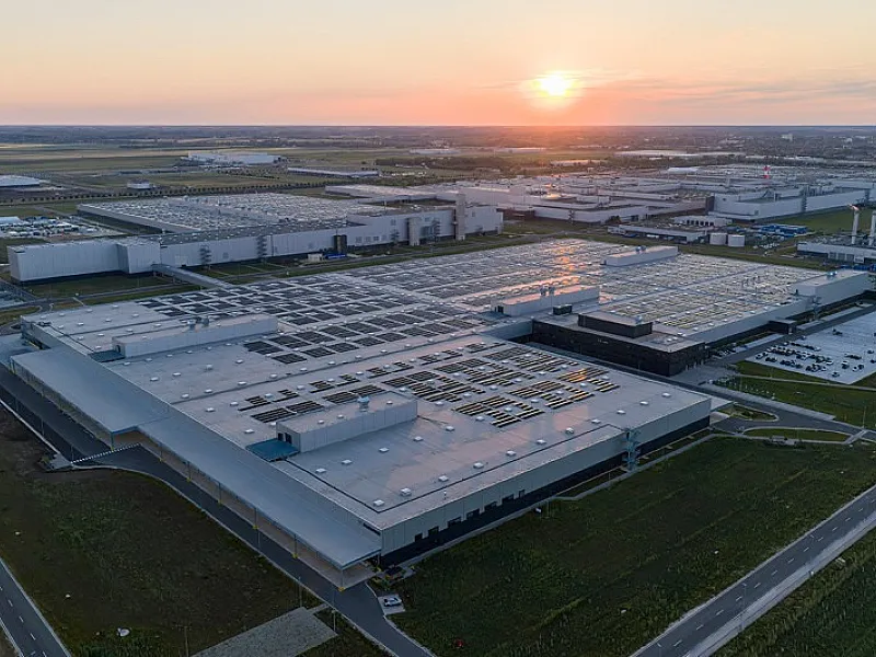 Mercedes-Benz está a expandir a sua fábrica de Kecskemét, na Hungria, e a iniciar a produção do novo Classe C elétrico - imagem 2