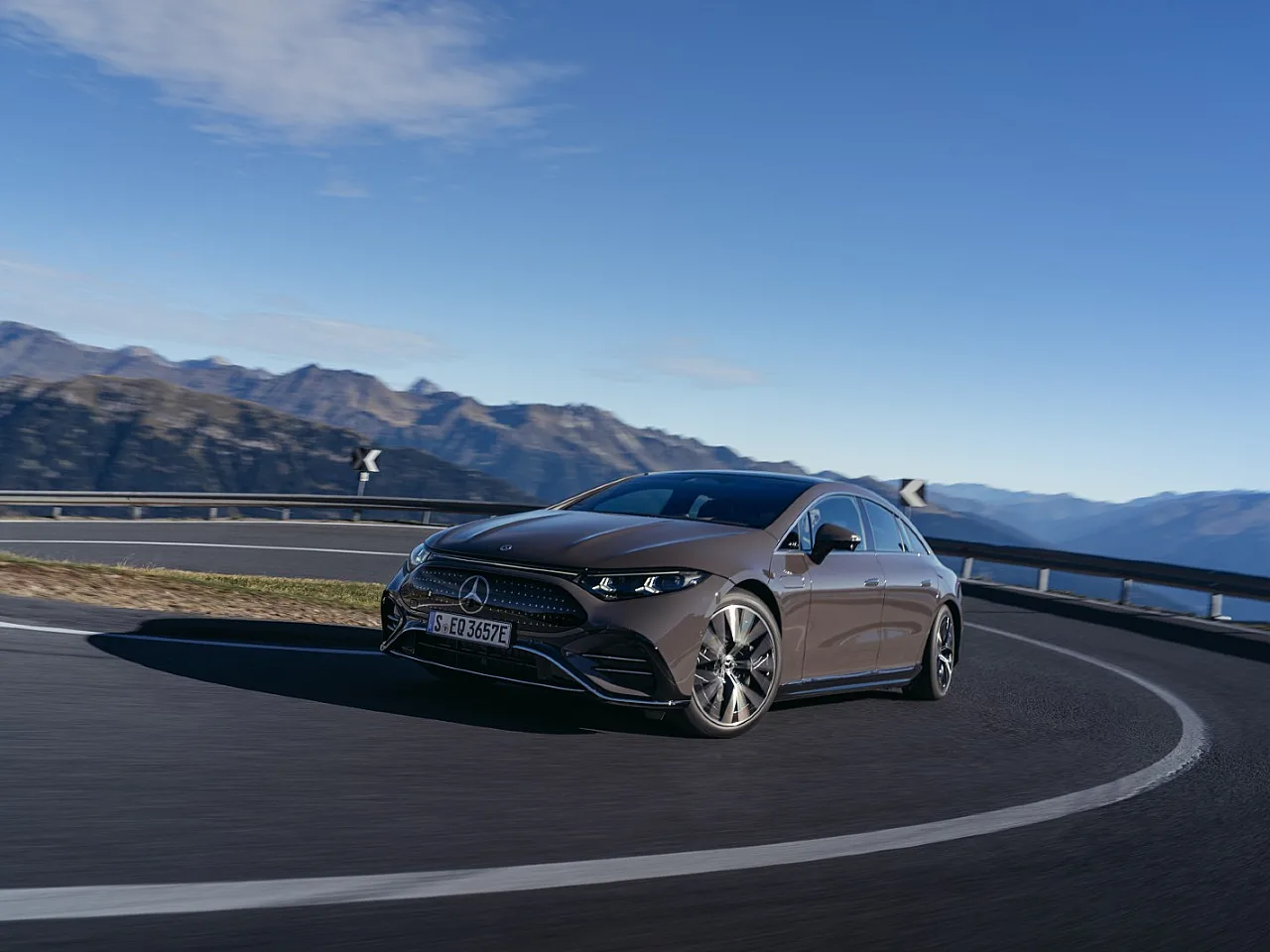 Mais ágil, mais intuitivo: a direção steer-by-wire passa a estar disponível no novo Mercedes-Benz EQS Limousine