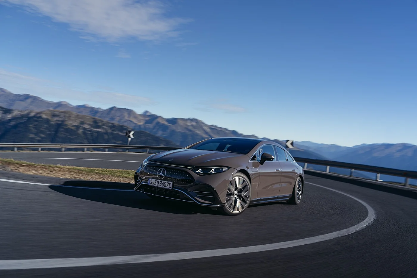Mais ágil, mais intuitivo: a direção steer-by-wire passa a estar disponível no novo Mercedes-Benz EQS Limousine